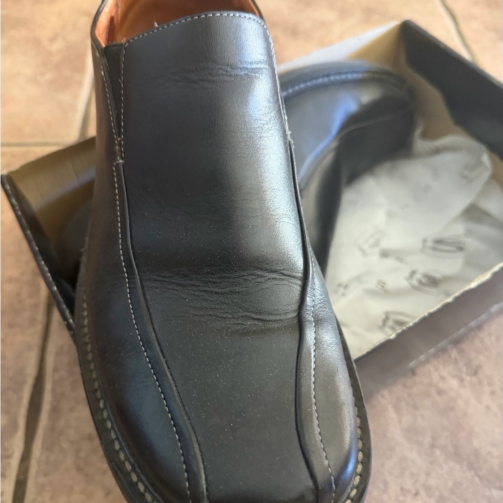 Skechers Men's Black Slip-On Leather Loafers in Perfect Condition